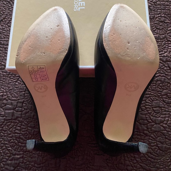 Michael Kors Hamilton Pumps. Like New! Size 8. - Picture 4 of 7